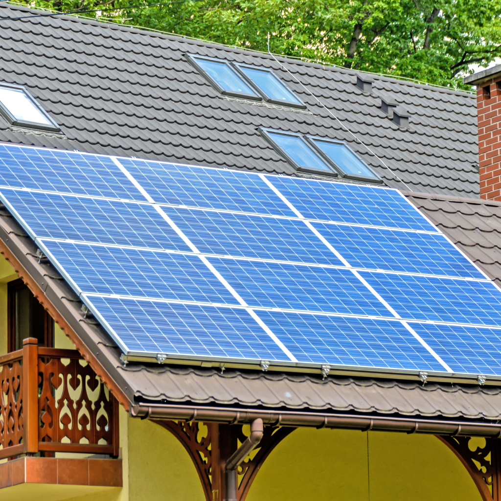 Ghar Ki Chat Pe Lage Solar Panels Pakistan 2026 Cost